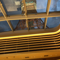 チャペルのなかから見上げると東京タワーが見えます。