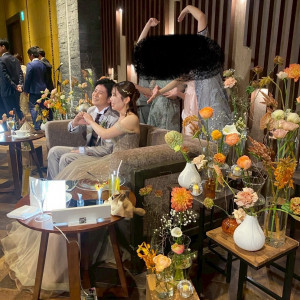 メインソファー横の装花もかわいい！|770453さんのLUCIS（ルーキス）の写真(2541323)