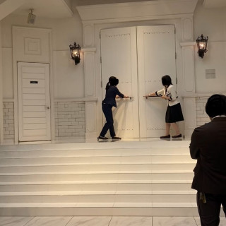新郎新婦と初対面の瞬間。スタッフさんが扉を開くと大歓声でした