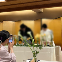 金屏風の前に座ります