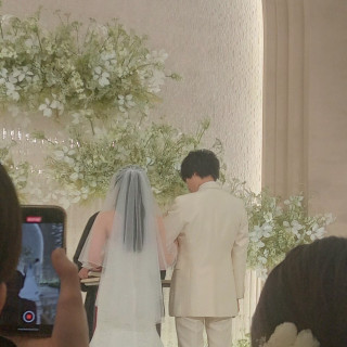 花びらが舞っているようなチャペルです