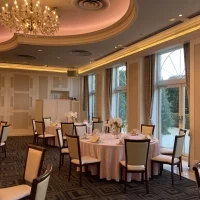 窓の外には占有のミニガーデン付き