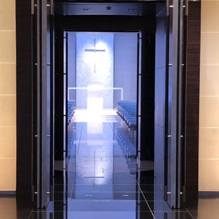 ロビーから見えるチャペル