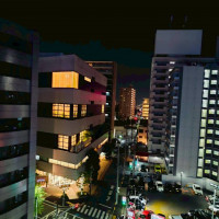 夜の外観