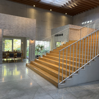 挙式場から出て室内に入るとある階段