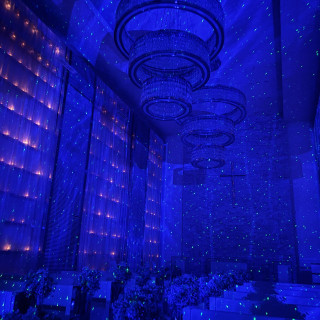 チャペル内でライト使用可能、星空のような演出ができる