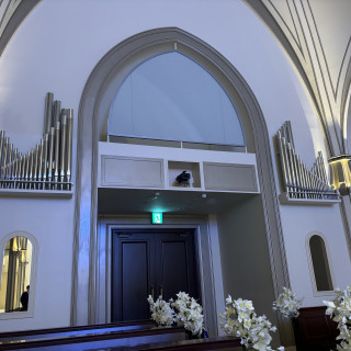 チャペル扉付近、扉上部にスクリーンあり