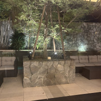 オレンジ基調の階段がある披露宴会場のガーデン
