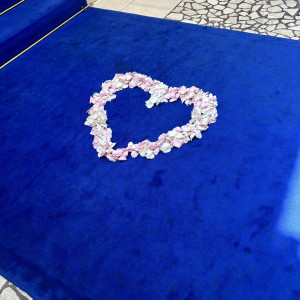 チャペルから出たところのブルーカーペット|770553さんのアニヴェルセル白壁の写真(2535486)