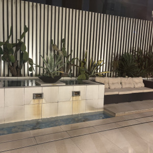 白基調の階段がある披露宴会場の階段|770553さんのBIANCARA HILLSIDE TERRACE(ビアンカーラ ヒルサイドテラス)の写真(2535006)