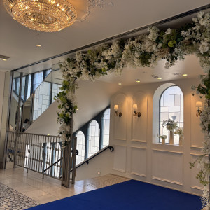 チャペルから出たところのフラワーシャワーができるところ|770553さんのアニヴェルセル白壁の写真(2535475)