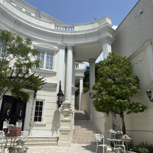 門をくぐると見える外観|770553さんの星ヶ丘迎賓館 アートグレイスクラブの写真(2535147)