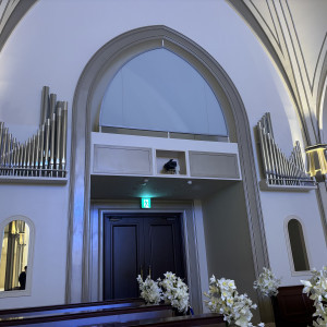 チャペル扉付近、扉上部にスクリーンあり|770553さんのアニヴェルセル白壁の写真(2535466)