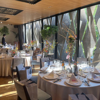 光の入るおしゃれな披露宴会場