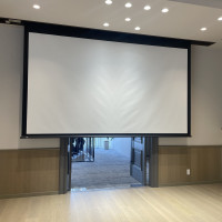 1つ目の会場の披露宴会場のスクリーン