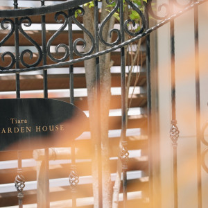 ガーデンの入り口にはおしゃれな門|770568さんのティアラ ザ ガーデンハウス(Tiara THE GARDEN HOUSE)の写真(2534923)