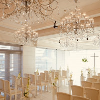 白を基調とした明るいチャペル