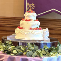 ウェディングケーキ。ケーキトッパーとフェイクグリーンを持込。