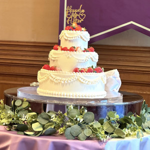 ウェディングケーキ。ケーキトッパーとフェイクグリーンを持込。|770647さんのホテル ラ・スイート神戸ハーバーランドの写真(2538434)
