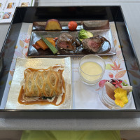 季節の焼き野菜、白身魚のパイが美味しかった。