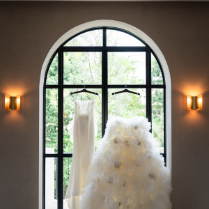 式前にドレスをお洒落にとってくれます|770693さんのニーズ青山 by T&G WEDDING (旧 青山迎賓館)の写真(2537951)