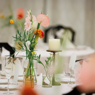 テーブル装飾は季節に合わせた色を選びました。