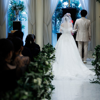 白と緑を貴重とした素敵なチャペルです。