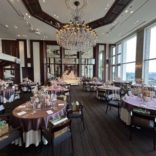 大きなシャンデリアに囲まれた披露宴会場が気に入りました。