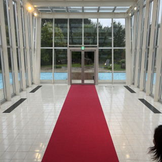 この場所でフラワーシャワーと集合写真を撮りました。