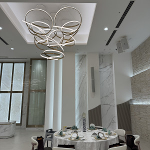 白が基調になっていて照明も素敵|770816さんのウェディングスホテル・ベルクラシック東京の写真(2536366)