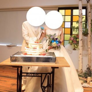 ケーキ入刀の様子です。
生ケーキを使用してます。