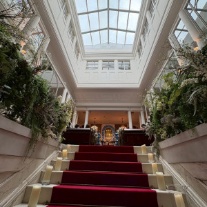 チャペルへの階段下から見える景色、自然光が差し込む|770843さんのラ・バンク・ド・ロア(横浜市指定有形文化財）の写真(2536258)