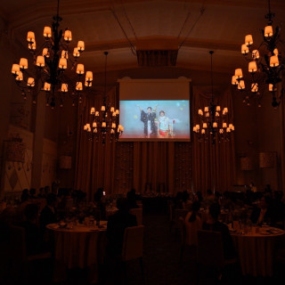 3面のプロジェクター