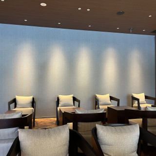 こちらも待合です。
落ち着いた雰囲気で庭も見えます。