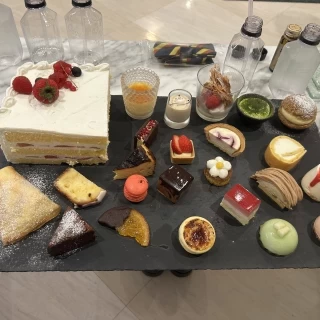 控え室にて披露宴後に料理やデザートを出してもらえました