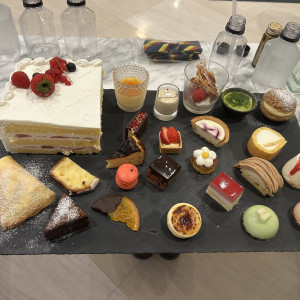 控え室にて披露宴後に料理やデザートを出してもらえました|770857さんのアーヴェリール迎賓館（名古屋）/テイクアンドギヴ・ニーズウェディングの写真(2536362)