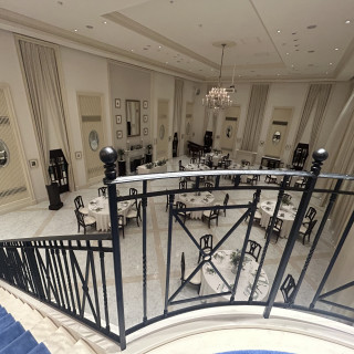 広い階段があり、会場を一望しながら登場できる披露宴会場です。