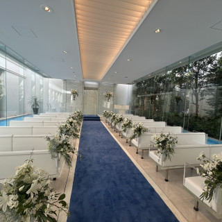 外からの光が差し込む、ガラス張りのチャペルです。