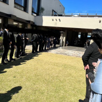 建物から2人が出てくるシーン