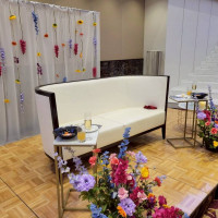 高砂横の階段から、お色直し後登場しました。
