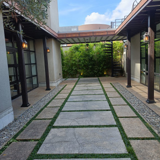 挙式会場の外にあるフラワーシャワーや集合写真が撮れるスペース