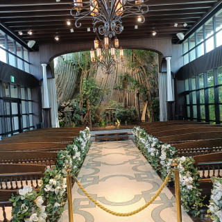 緑がたくさんある明るい雰囲気の挙式会場