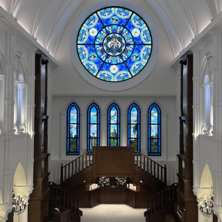 ステンドグラスと天井の高さが印象的
2階から撮影してます