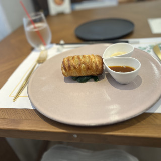 ヒラメをパイで包んだ料理です