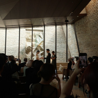 石と光と水とグリーンと。素敵な要素が詰まったチャペル。