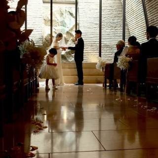 明るい光の降り注ぐ挙式会場