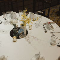 ゲストテーブル、お料理が並ぶとかなり華やかになりました