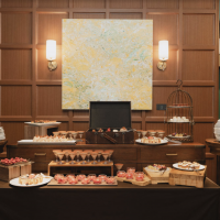 各披露宴会場の待合に雰囲気に合ったアートが飾られています