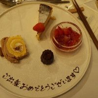 デザートプレートにメッセージを入れて、個別に感謝をサプライズ