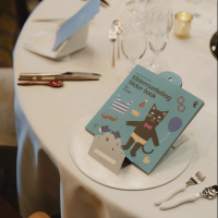 お子様席にシールブックを置いてくださいと依頼。素敵な飾り方！